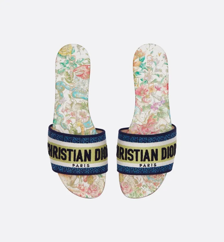 👟👟Ex-factory price 300👟👟 Dior women’s DWAY embroidered half-flops! Flat-soled slippers with letters for street wear. This year, Dor went crazy and changed designers. The whole style changed. Those who liked them quickly grabbed a pair as soon as possible! This knitted embroidered slipper is not just ordinary, comfortable and beautiful. It is a new series of three-dimensional letter embroidered slippers with a very stylish style. It is made with Dior Logo woven canvas embroidery technology! Fashionable touch! Flat slippers are classic, high-quality and glamorous masterpieces. The most popular spring and summer series in the counter are both temperamental, fashionable, classic and attractive. The design style is particularly beautiful on the feet∽ Whether it is a beach vacation or daily wear, it is absolutely full of freshness! ❤️Density embroidery, exquisite ogo texture and delicate lambskin midsole are super comfortable! This must-have item for summer, whether it is a beach vacation or daily wear, it is definitely full of freshness! Made in China with rubber sole and colorful hard box packaging, the high-end and luxurious feel is clear at a glance! Code number: 35——40 41 42 customized color, black, pink, gray